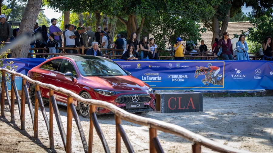 Banner a bordo campo al Campo ostacoli della Favorita