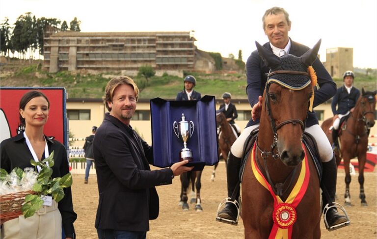 Francesco Franco premiato dopo la vittoria del Gran Premio alla 36ª Coppa degli Assi