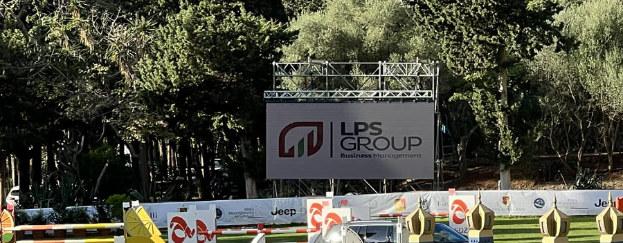 Il maxischermo del campo con il logo di uno sponsor